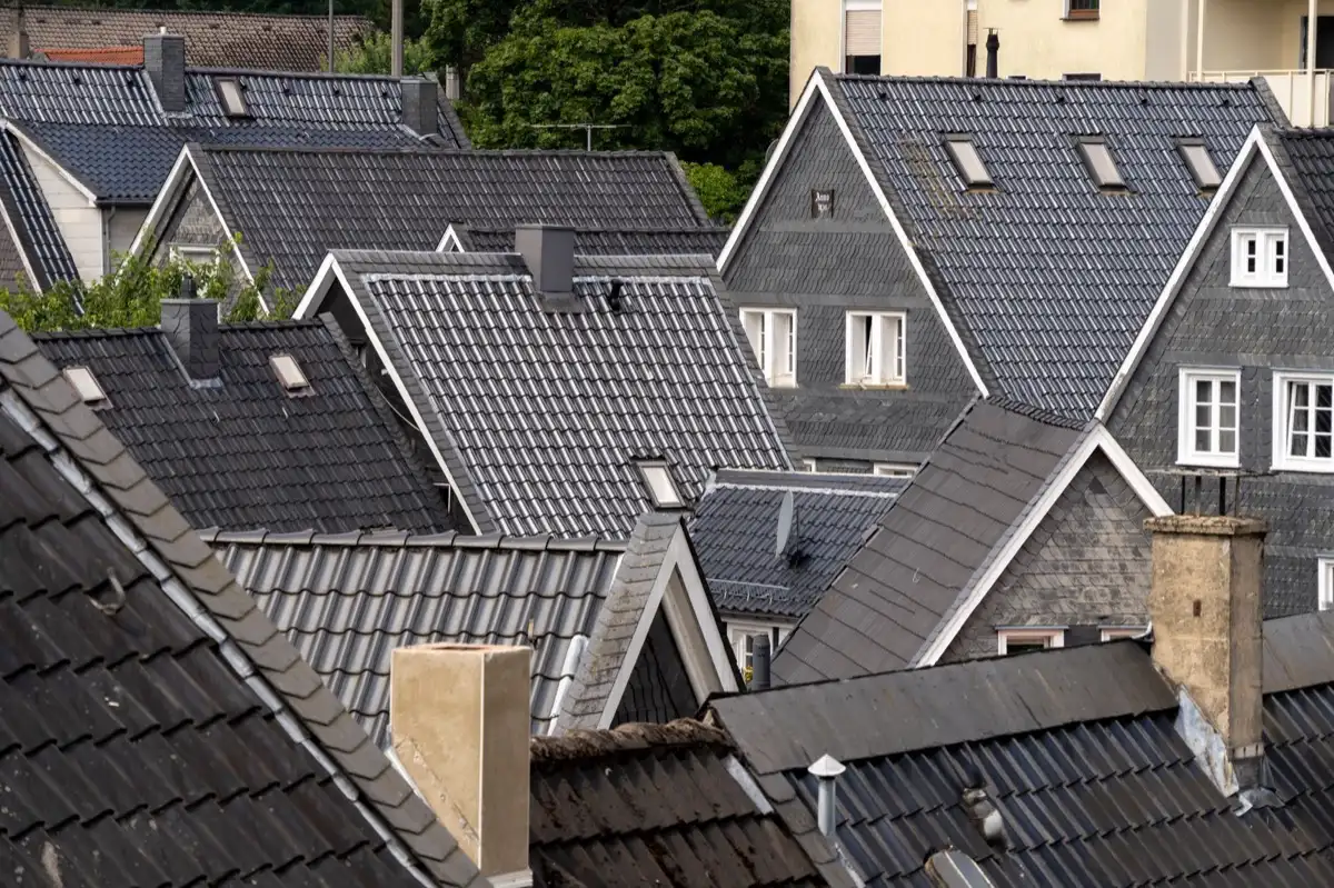 Steep roof eaves and gutter lines on houses in Mobile, AL